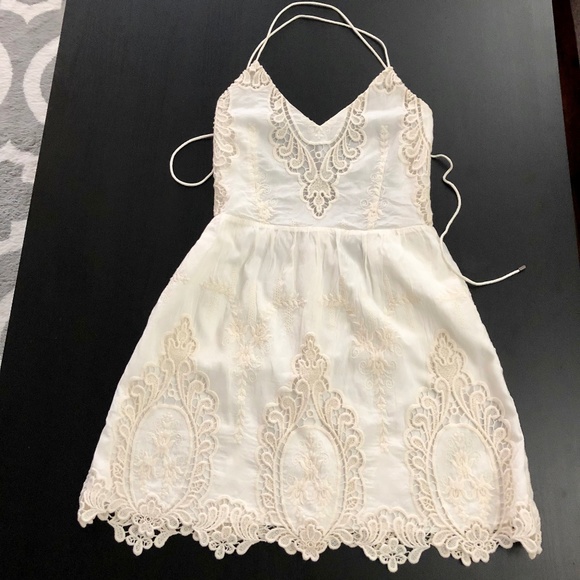 Dolce Vita Dresses & Skirts - Dolce Vita White Embroidered delicate dress!